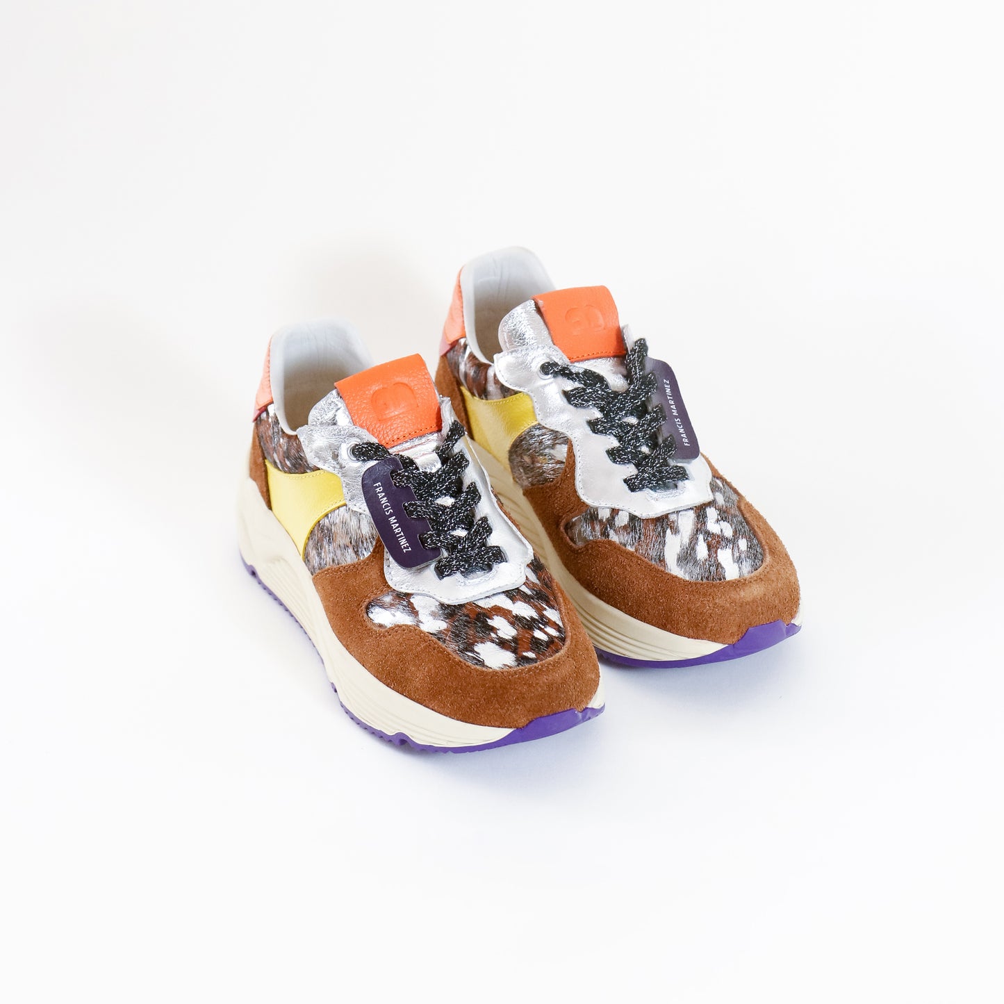 Tenis Giorgina | Tenis casual para mujer en cuero gamuzado color caramelo con print de leopardo