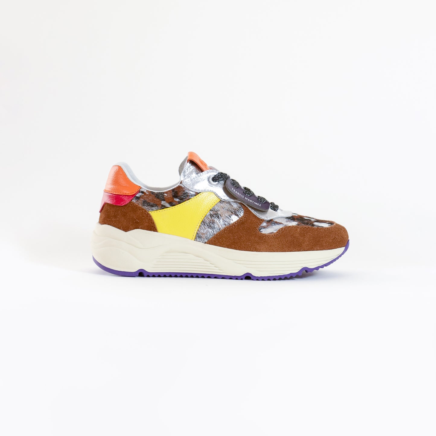 Tenis Giorgina | Tenis casual para mujer en cuero gamuzado color caramelo con print de leopardo