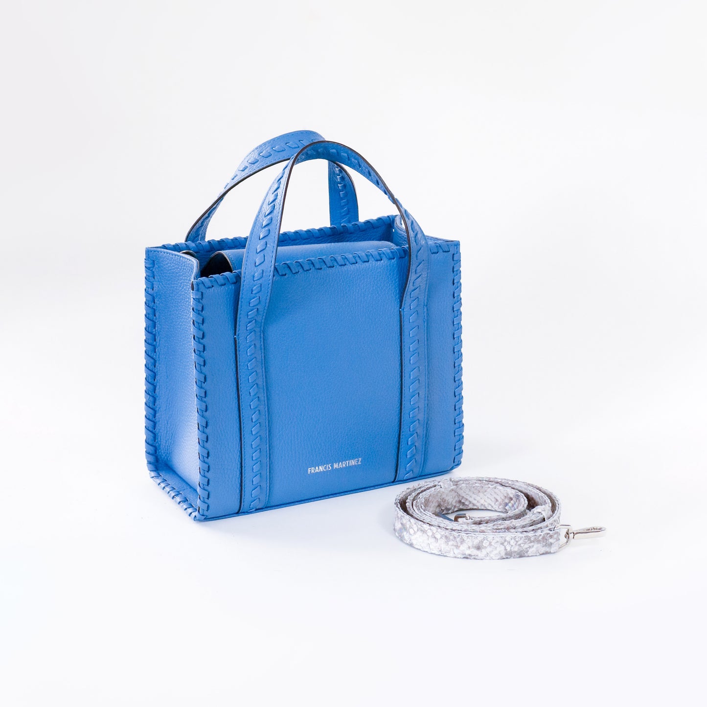 Bolsa Clementina M | cartera tipo tote mediana en cuero con detalles tejida a mano en color zul
