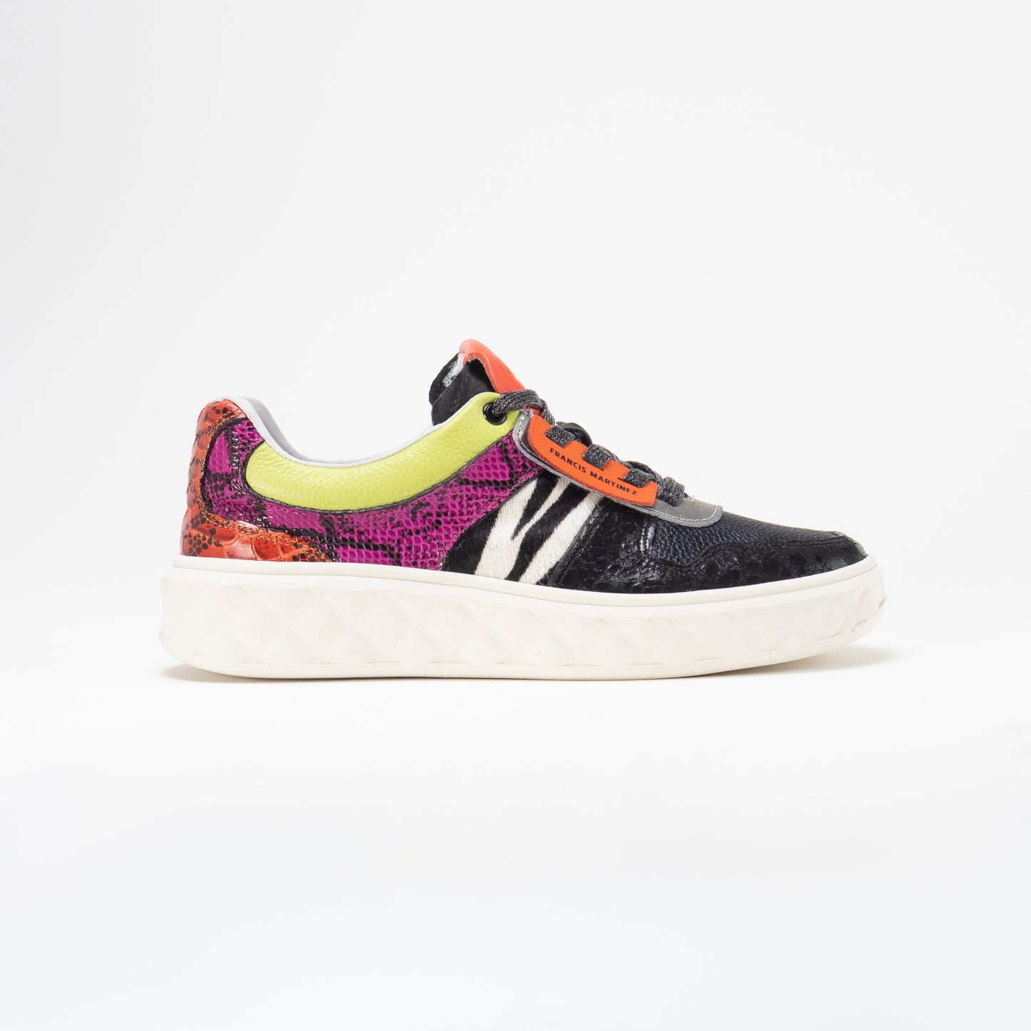by francis martinez_Tenis Altagracia | Tenis casual para mujer en cuero negro con con varias texturas