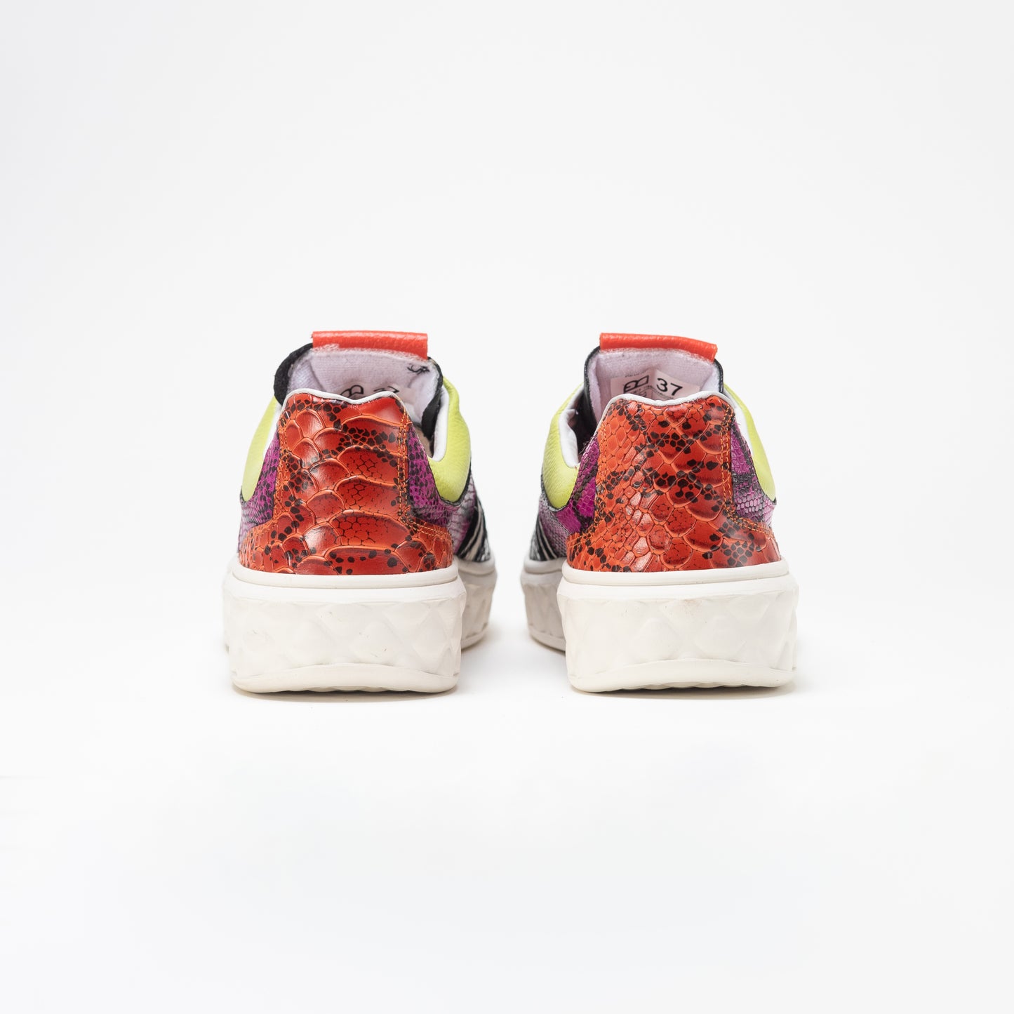 by francis martinez_Tenis Altagracia | Tenis casual para mujer en cuero negro con con varias texturas