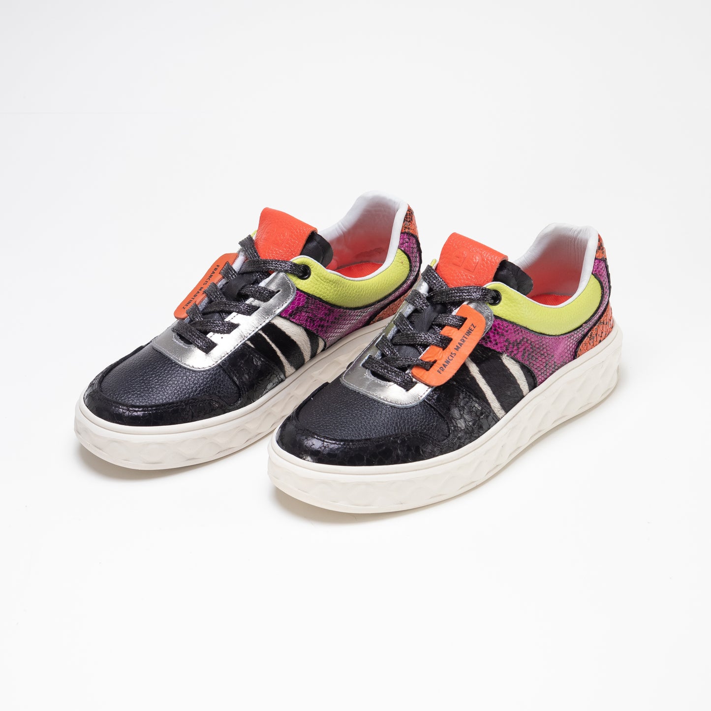 by francis martinez_Tenis Altagracia | Tenis casual para mujer en cuero negro con con varias texturas 2