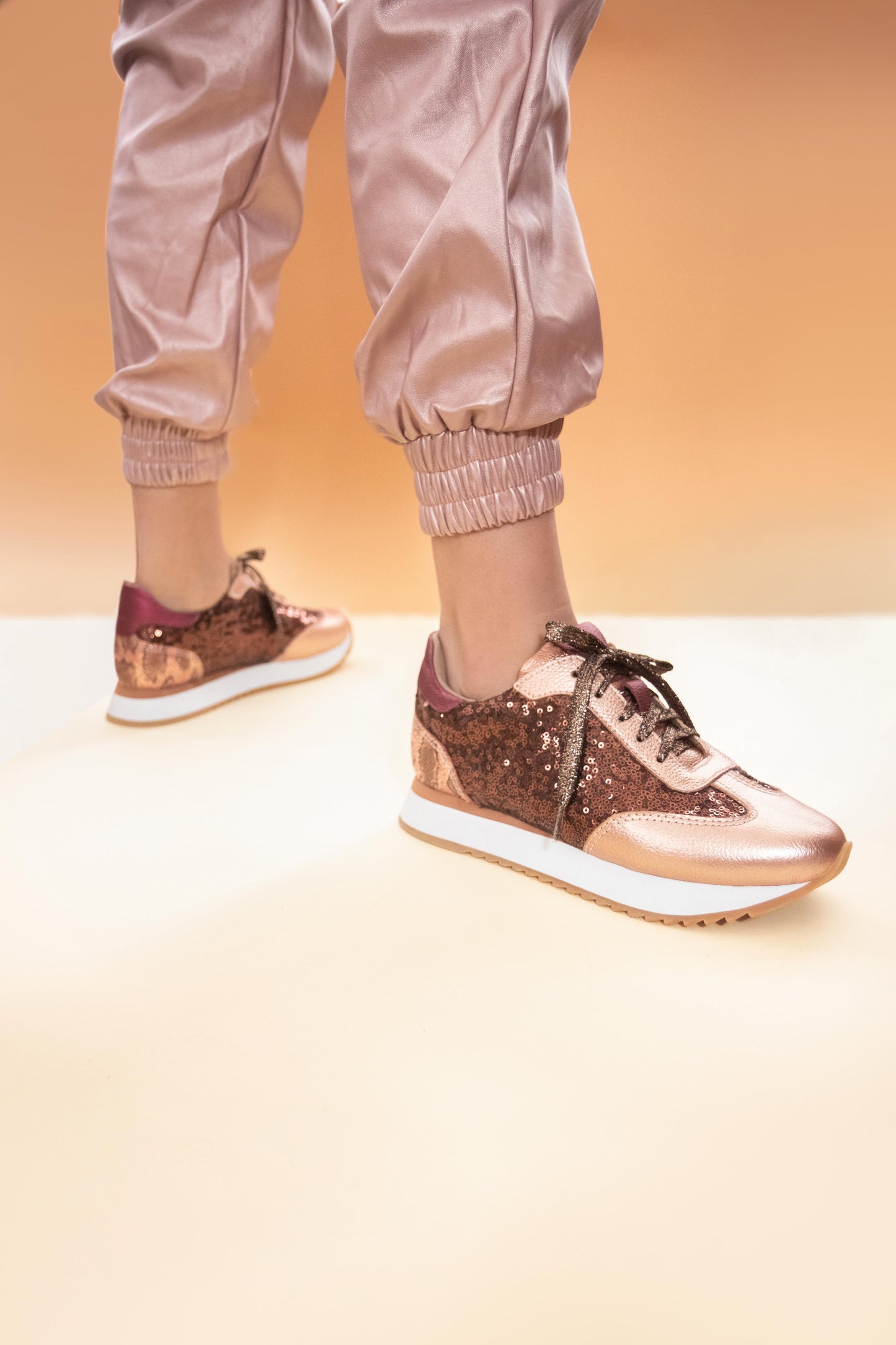 by francis martinez_Tenis Mari | Tenis casual para mujer en tela de lentejuela combinado con detalles en cuero color rose gold 1