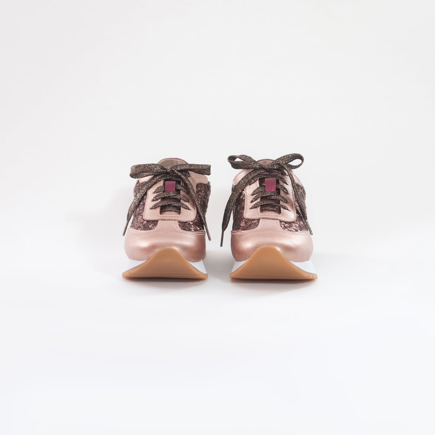 by francis martinez_Tenis Mari | Tenis casual para mujer en tela de lentejuela combinado con detalles en cuero color rose gold 2