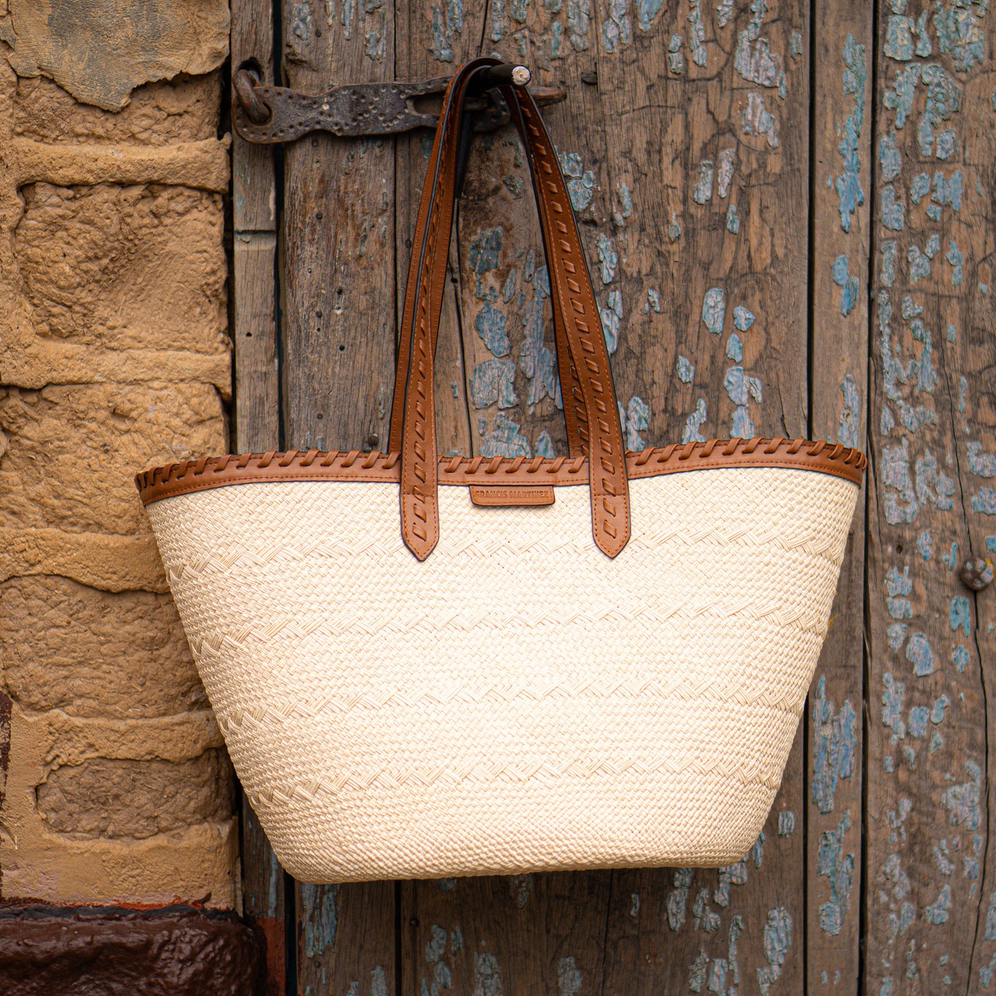 Bolsa Paola | Cesta tejida en fibra natural intervenida en cuero color camel