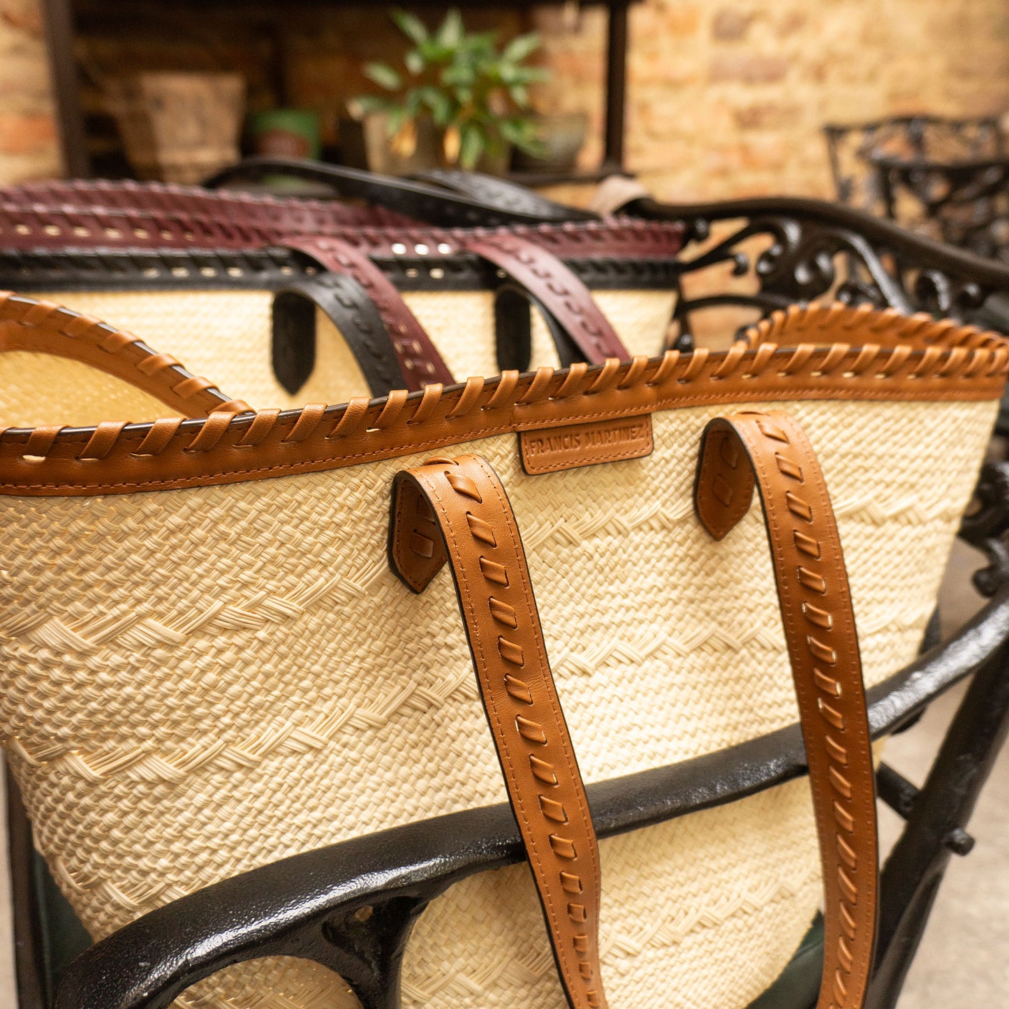 Bolsa Paola | Cesta tejida en fibra natural intervenida en cuero color camel