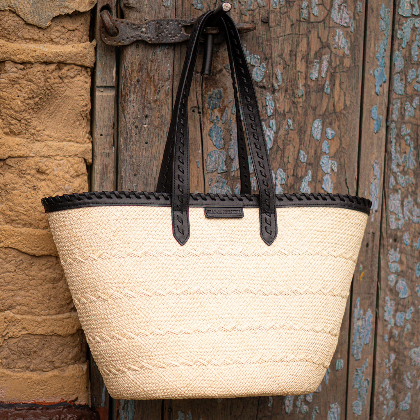 Bolsa Paola | Cesta tejida en fibra natural intervenida en cuero color negro