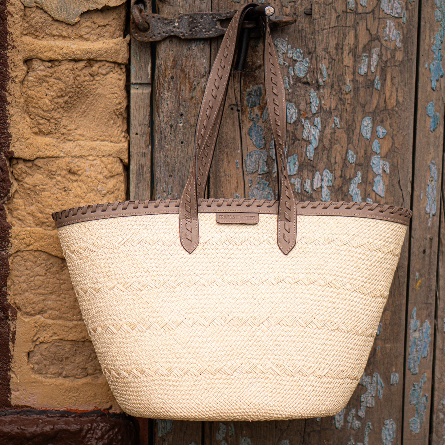Bolsa Paola | Cesta tejida en fibra natural intervenida en cuero color taupe