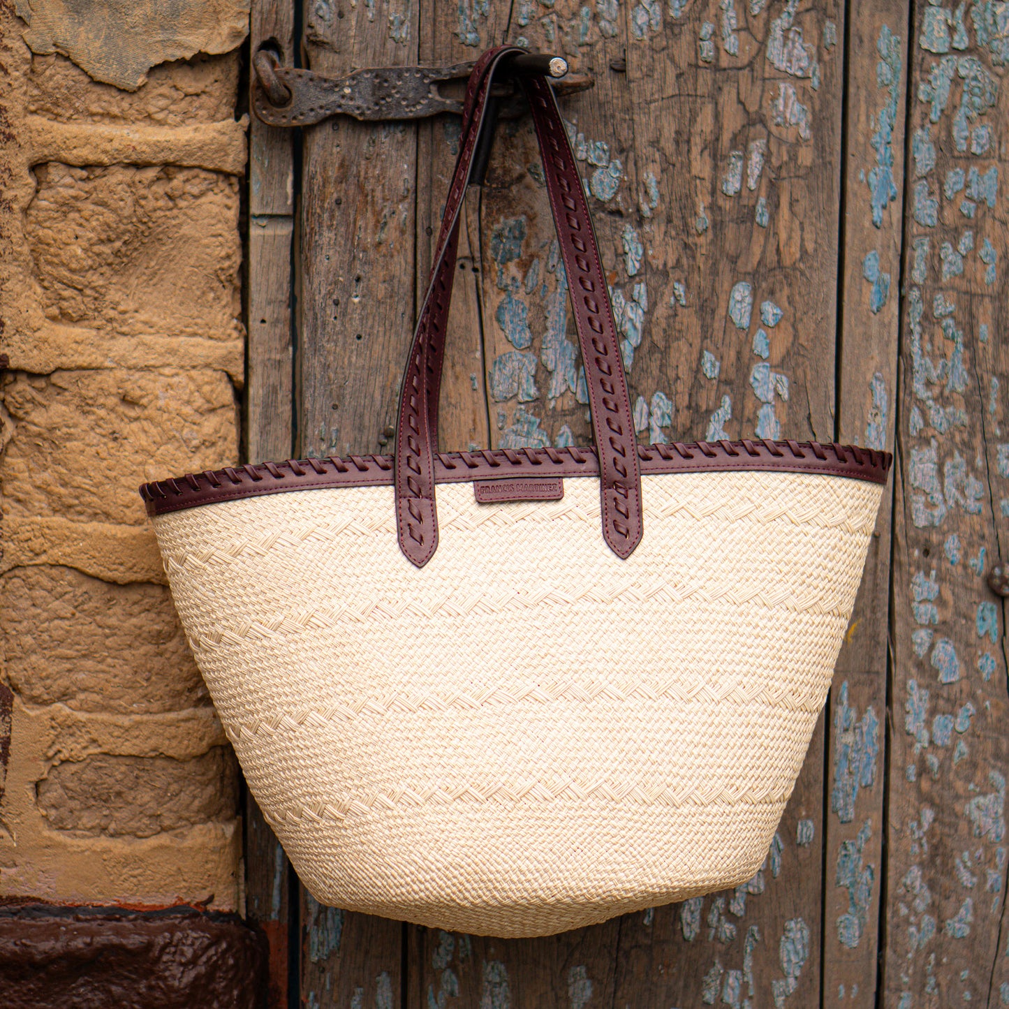Bolsa Paola | Cesta tejida en fibra natural intervenida en cuero color vinotinto