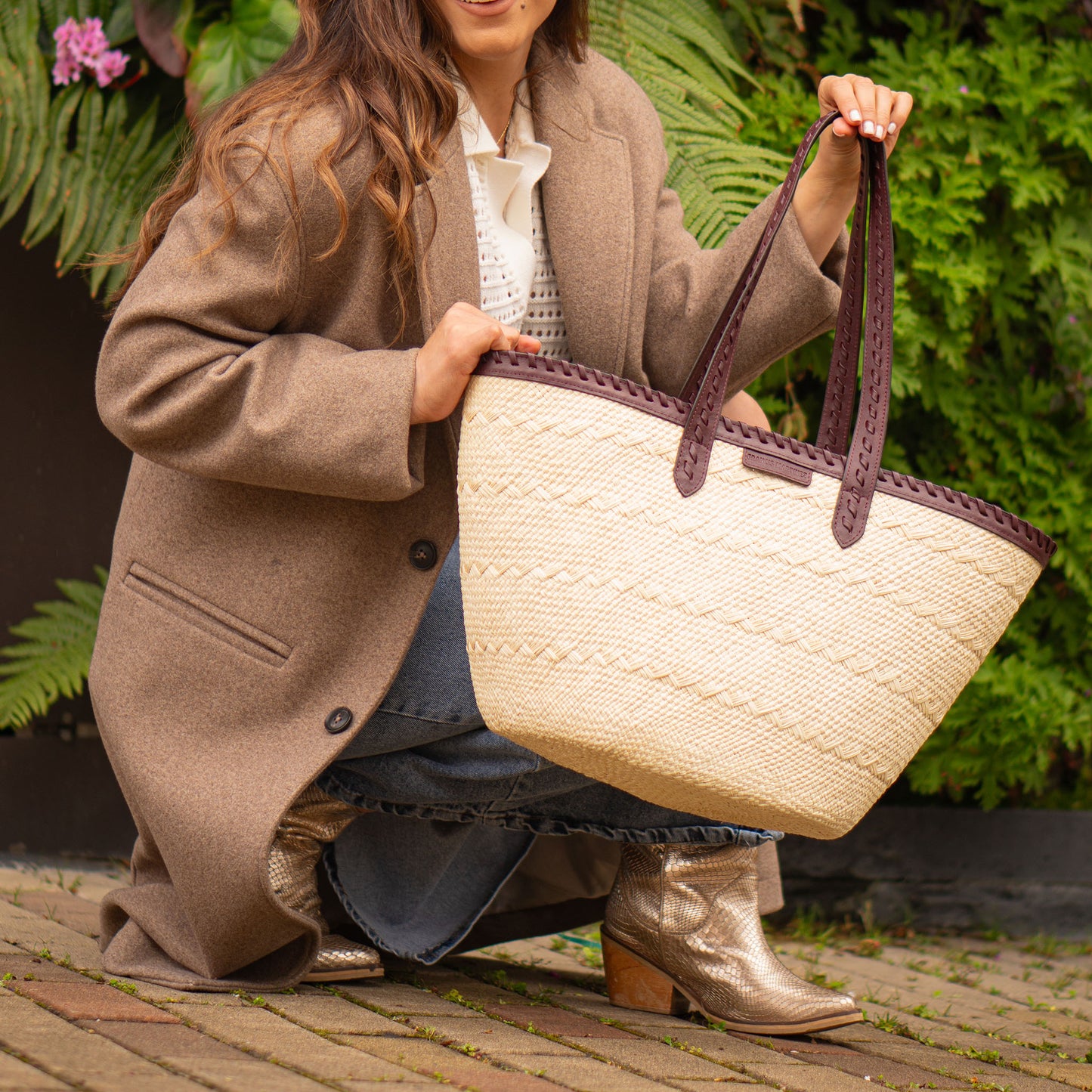 Bolsa Paola | Cesta tejida en fibra natural intervenida en cuero color vinotinto