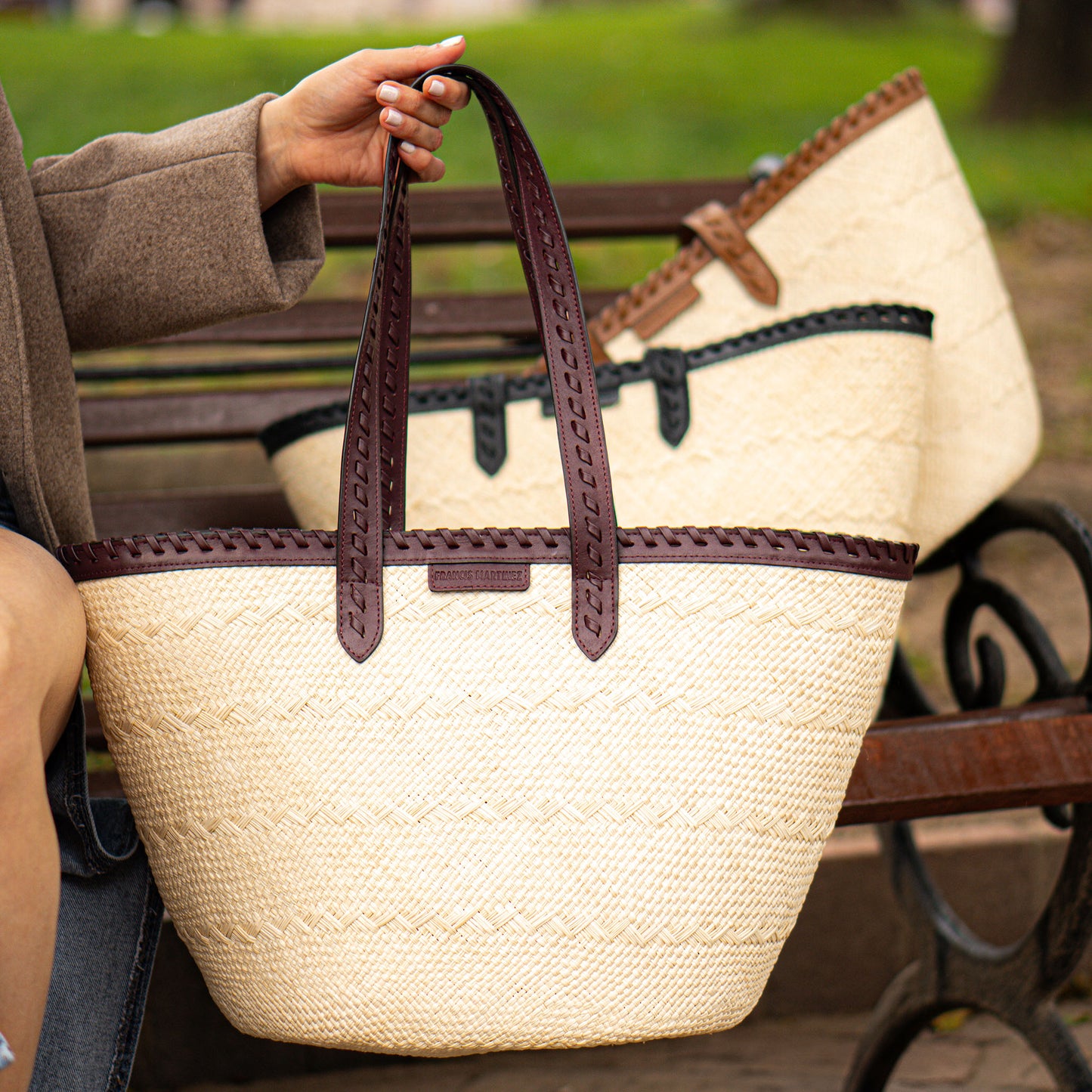 Bolsa Paola | Cesta tejida en fibra natural intervenida en cuero color vinotinto