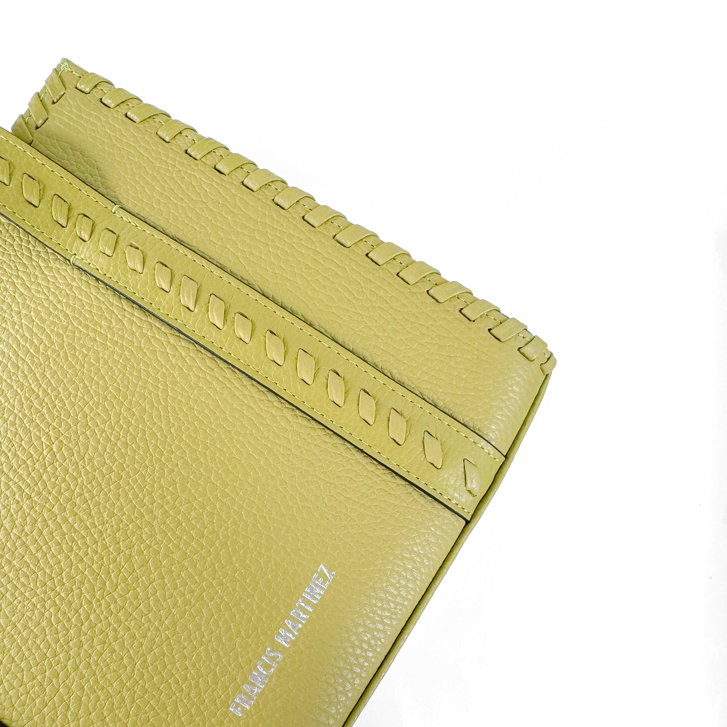 By francis martinez_Bolsa Clementina M | cartera tipo tote mediana en cuero con detalles tejidos a mano en color verde pistacho 4