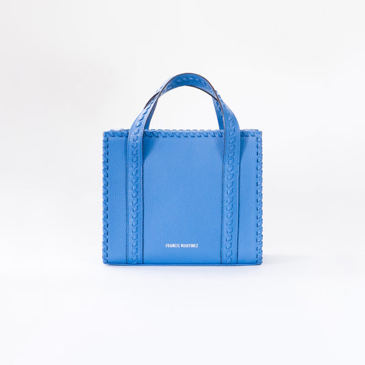 Bolsa Clementina M | cartera tipo tote mediana en cuero con detalles tejida a mano en color zul