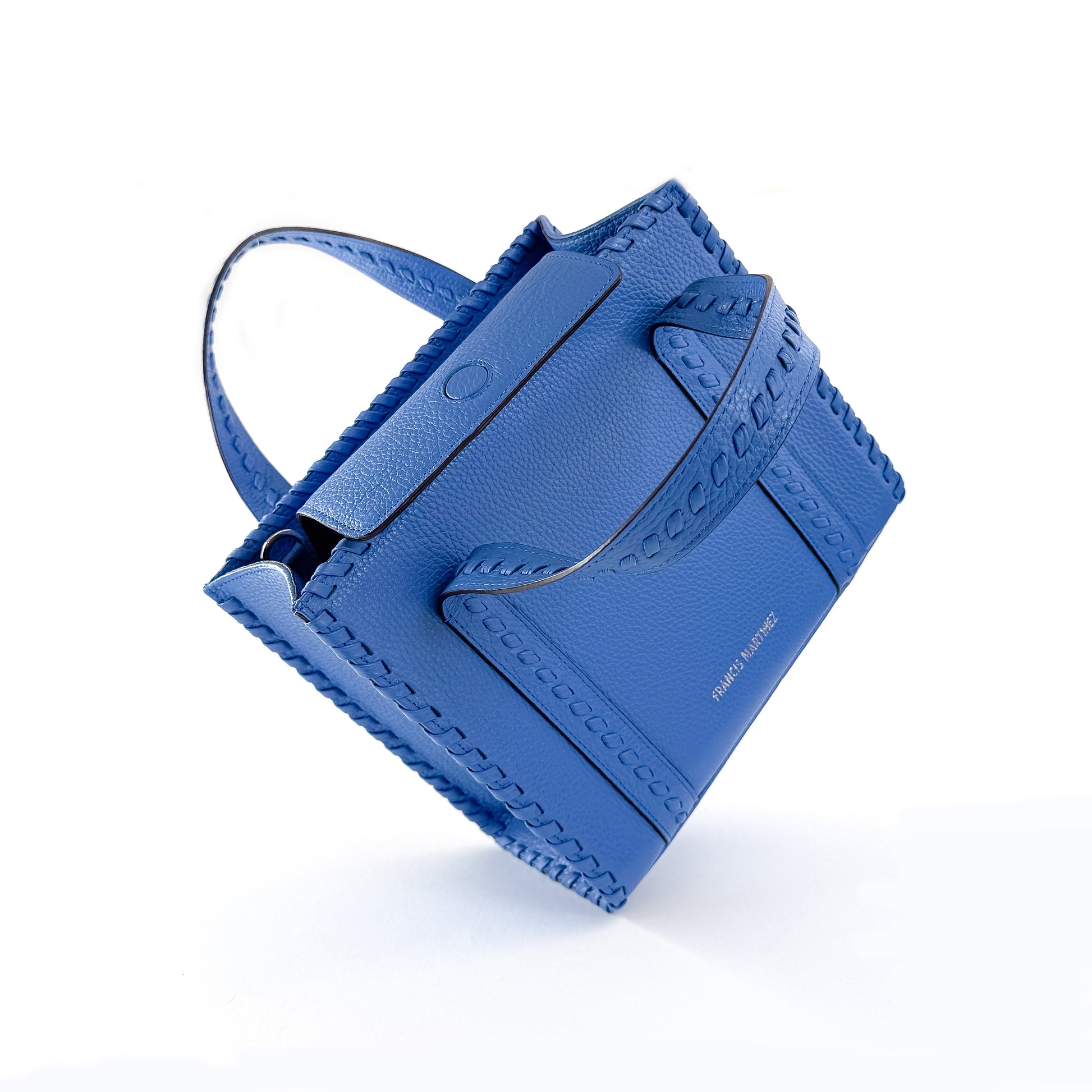 by francis martinez_Bolsa Clementina M | cartera tipo tote mediana en cuero con detalles tejidos a mano en color azul 2