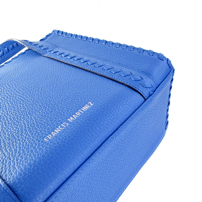 by francis martinez_Bolsa Clementina M | cartera tipo tote mediana en cuero con detalles tejidos a mano en color azul 4
