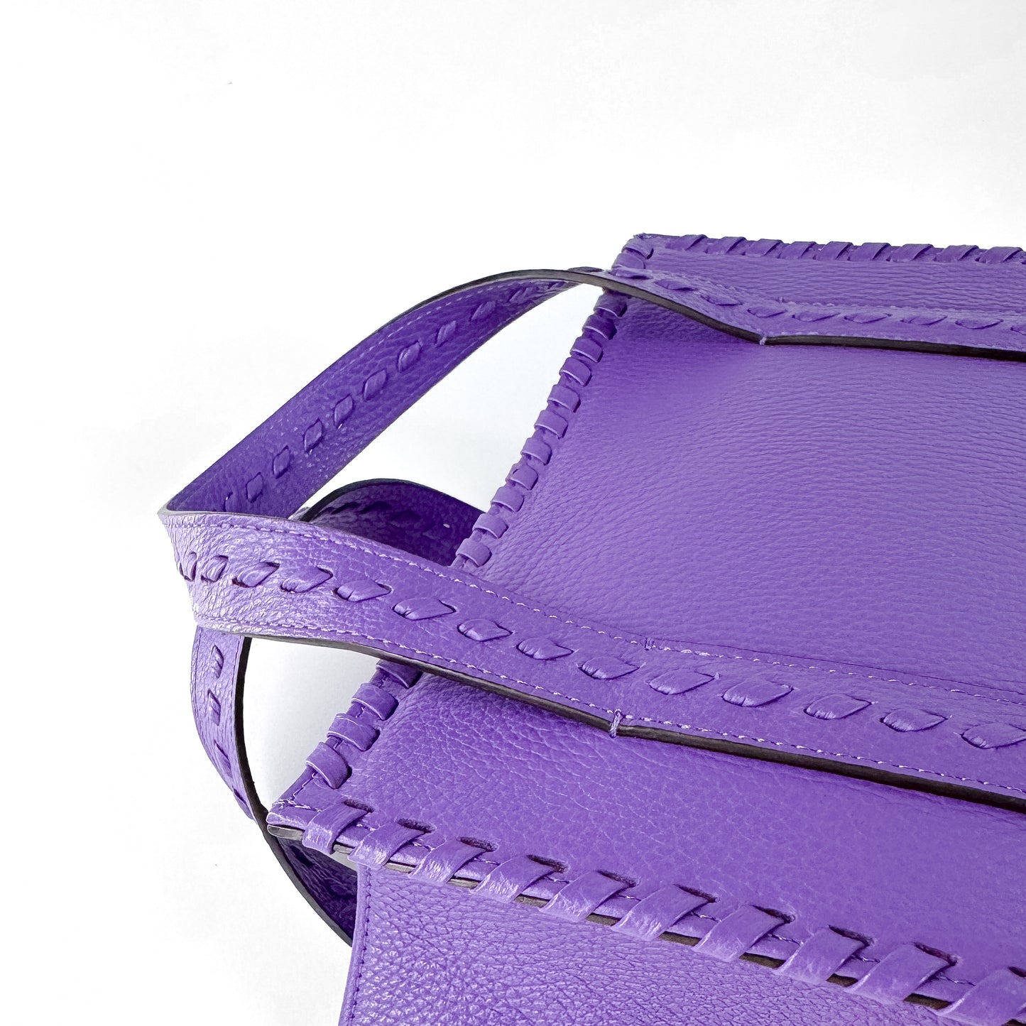by francis martinez_Bolsa Clementina M | cartera tipo tote mediana en cuero con detalles tejidos a mano en color morado 1