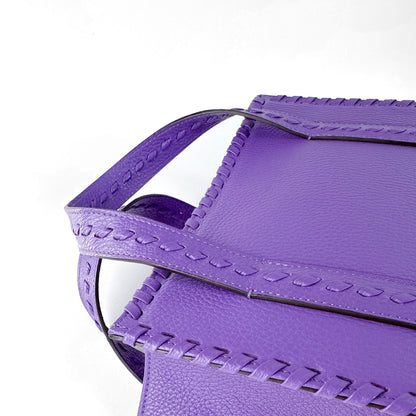 by francis martinez_Bolsa Clementina M | cartera tipo tote mediana en cuero con detalles tejidos a mano en color morado 1