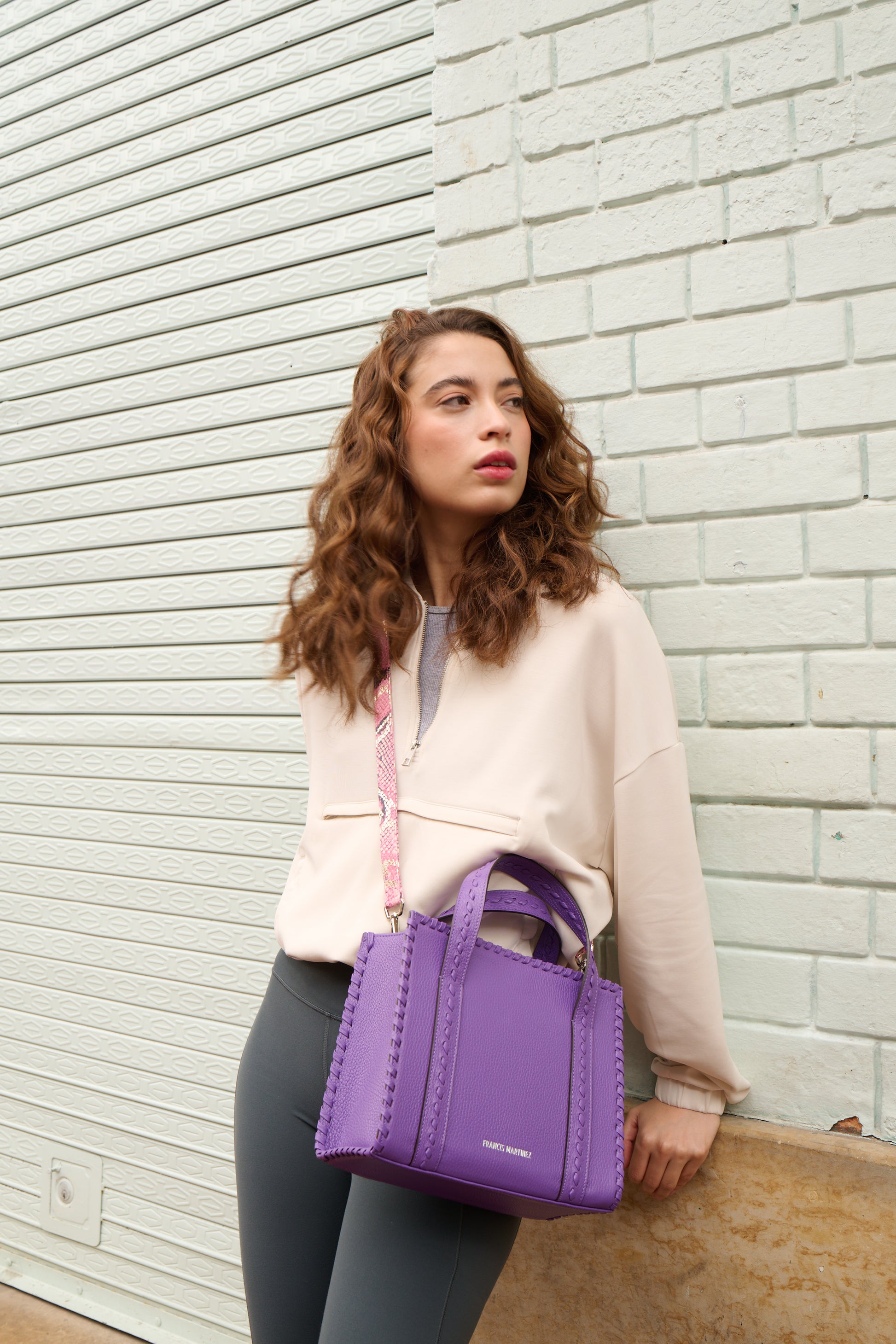 by francis martinez_Bolsa Clementina M | cartera tipo tote mediana en cuero con detalles tejidos a mano en color morado 4