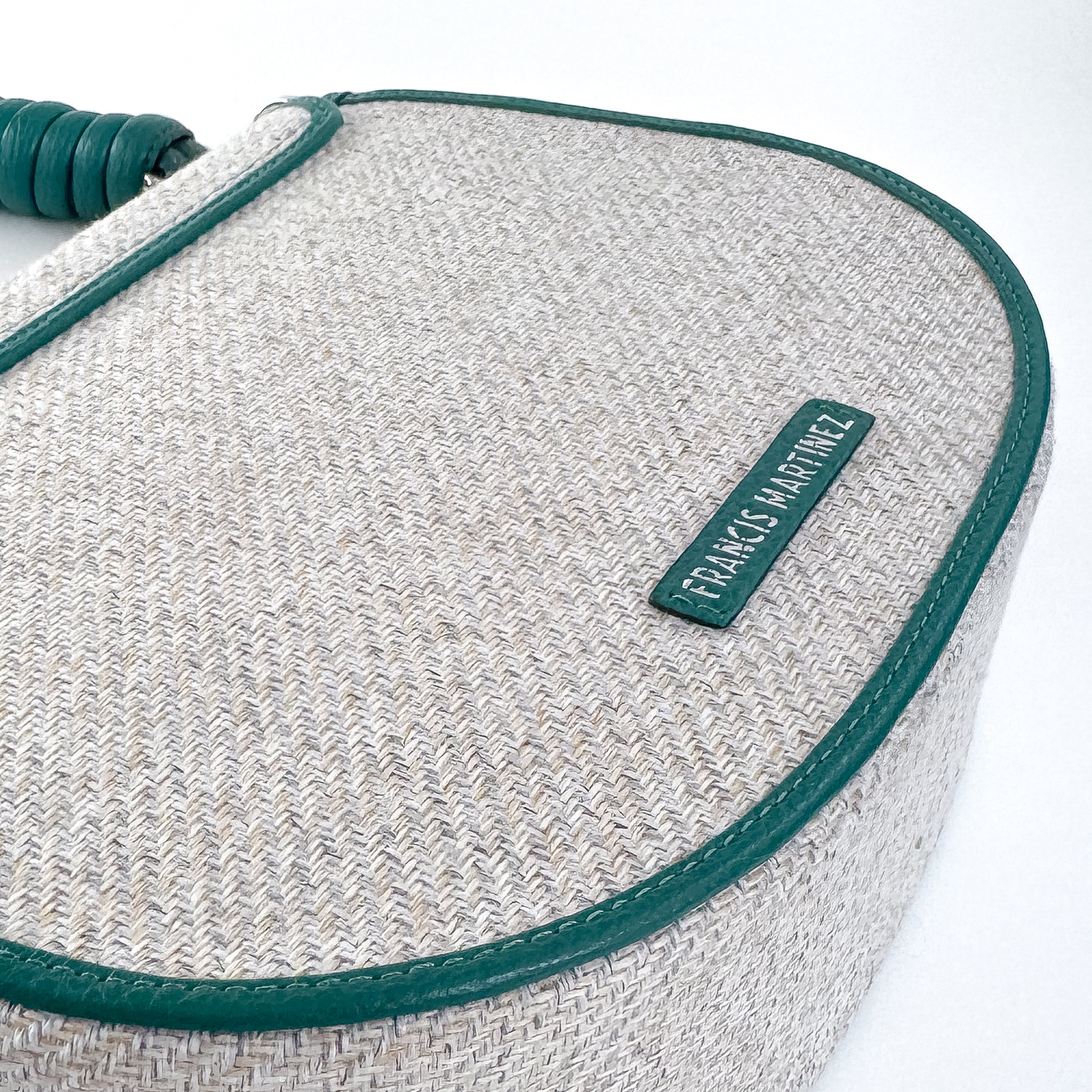 by francis martinez_Bolso Luna | Bandolera combinada en tela y cuero con accesorios desmontables en color verde aguacate 3