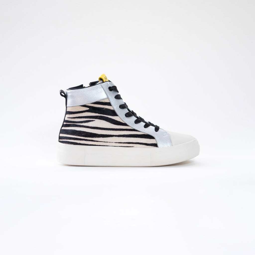 by francis martinez_Botas Lola | Botines casuales para mujer en cuero de piel natural con textura en cebra