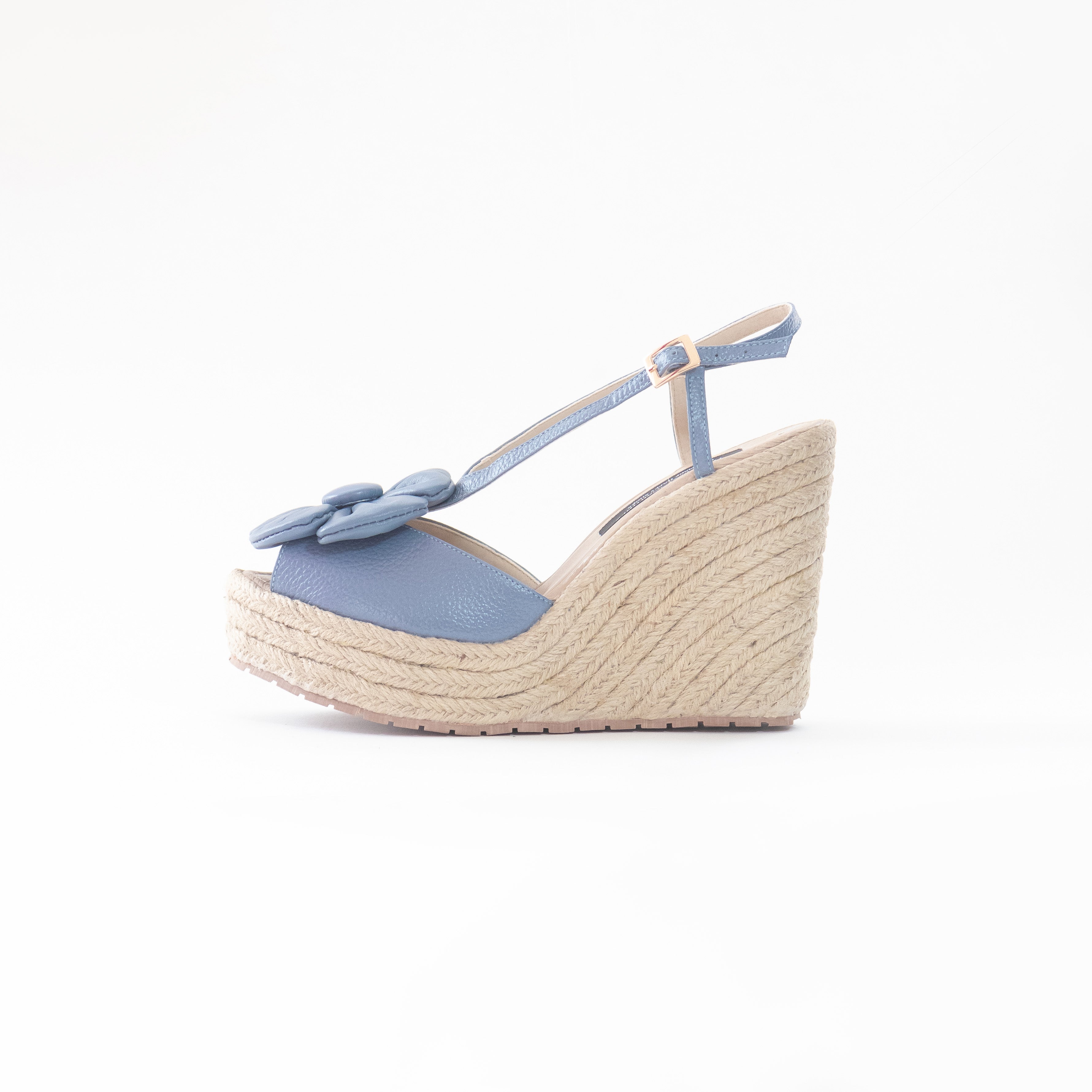 by francis martinez_Sandalia Rosalia | Con tacon tipo cuña en fibra natural con cuero en color azul 