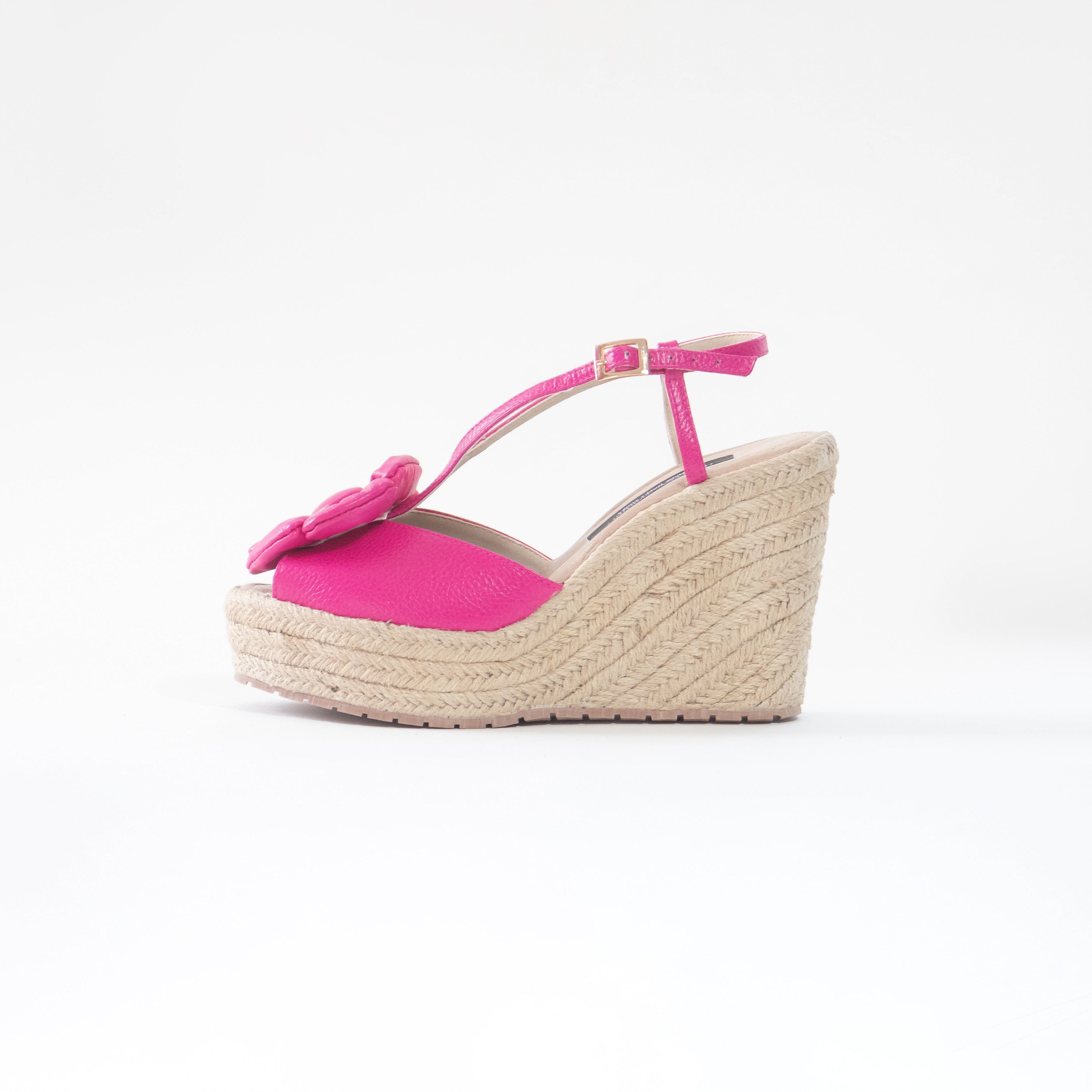 by francis martinez_Sandalia Rosalia | Con tacon tipo cuña en fibra natural con cuero en color fucsia