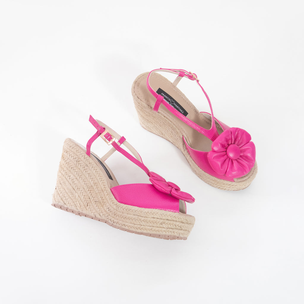 by francis martinez_Sandalia Rosalia | Con tacon tipo cuña en fibra natural con cuero en color fucsia 1