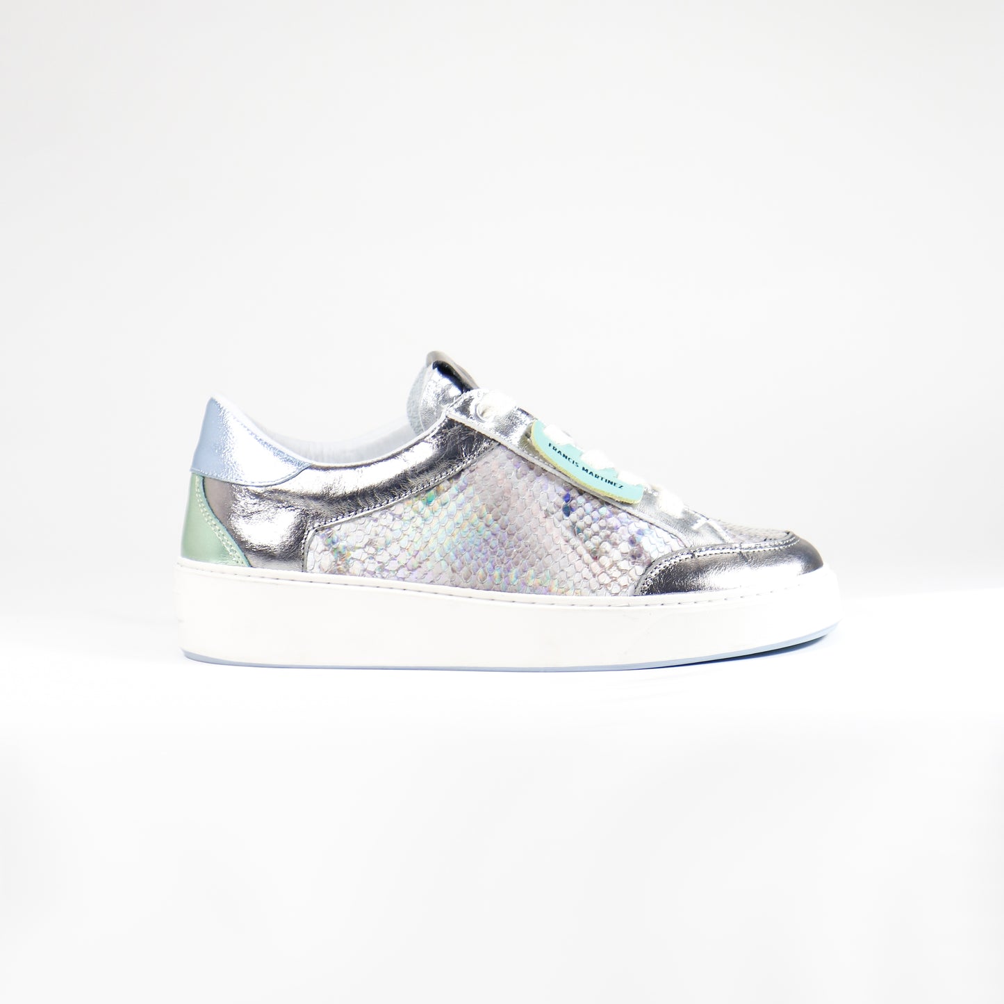 by francis martinez_Tenis Andrea | Tenis casual para mujer en cuero con textura tipo piton tornasol
