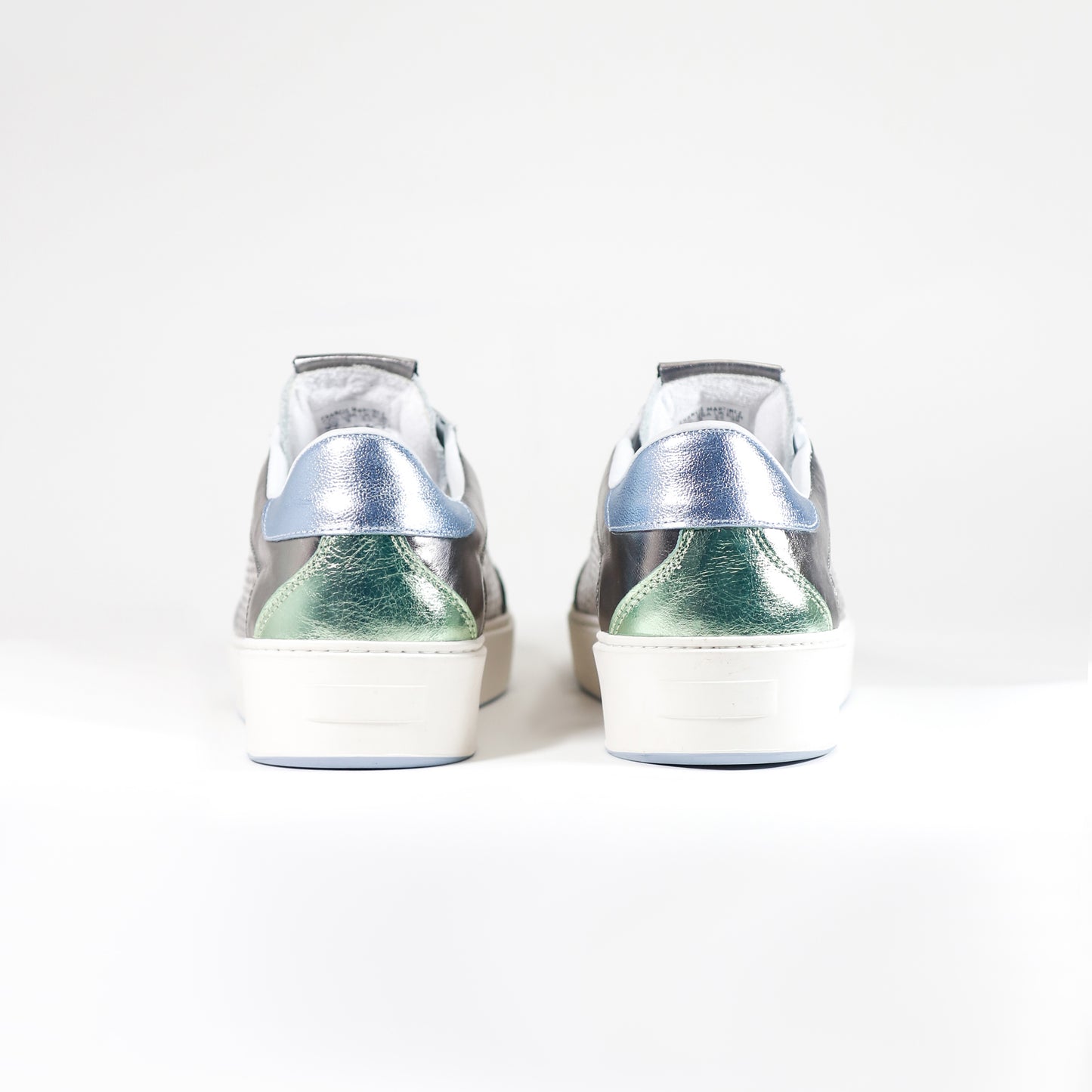 by francis martinez_Tenis Andrea | Tenis casual para mujer en cuero con textura tipo piton tornasol 1
