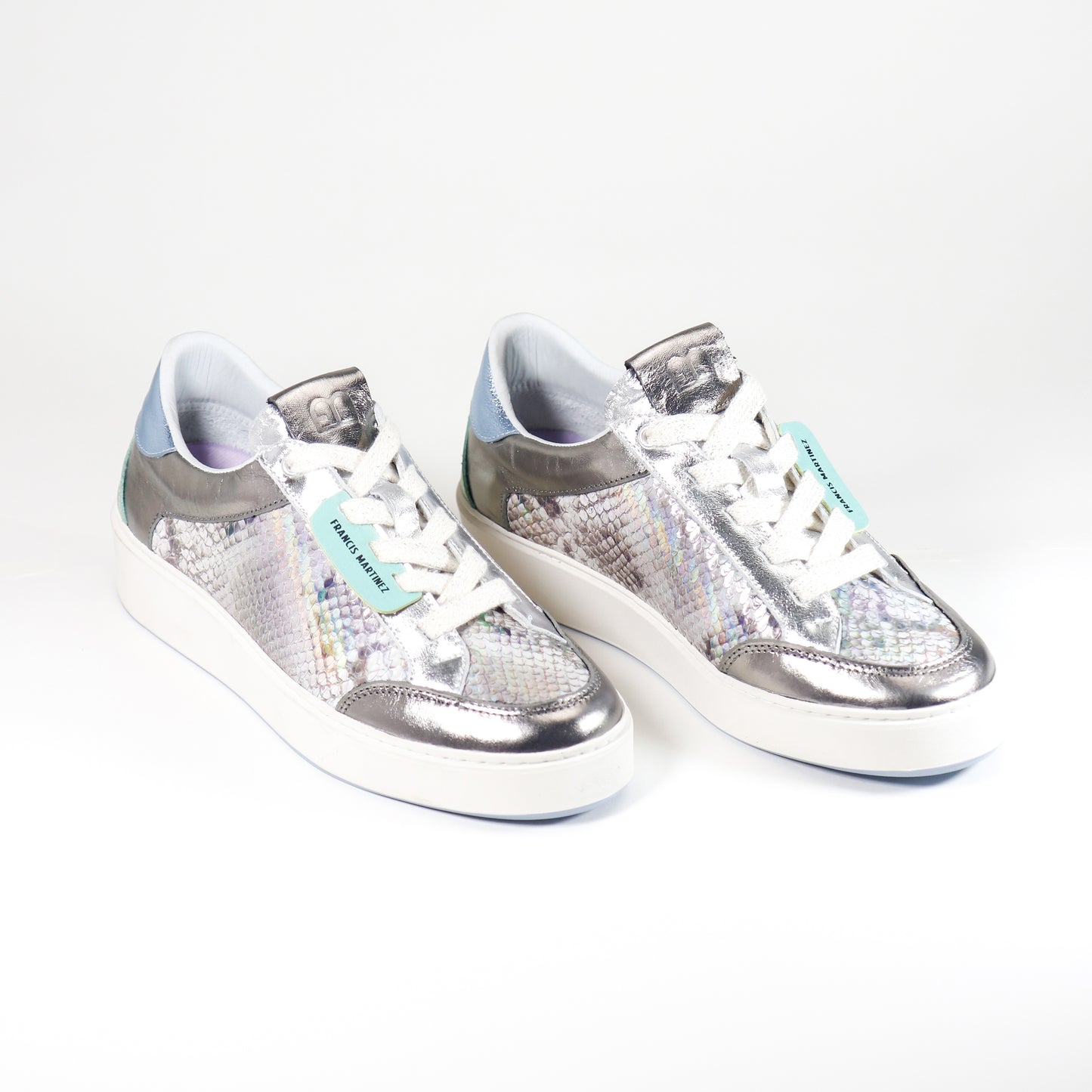 by francis martinez_Tenis Andrea | Tenis casual para mujer en cuero con textura tipo piton tornasol 2