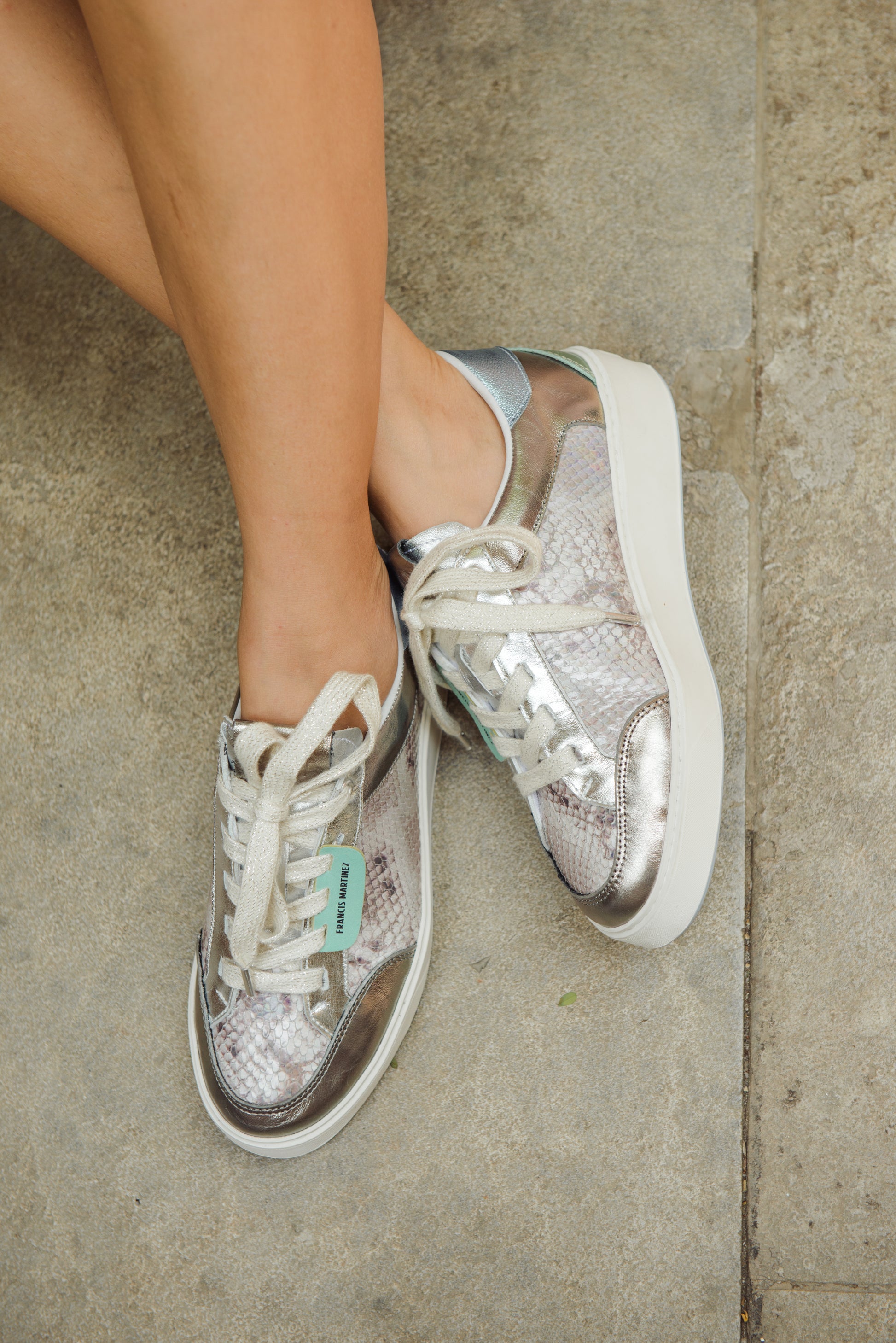 by francis martinez_Tenis Andrea | Tenis casual para mujer en cuero con textura tipo piton tornasol 3