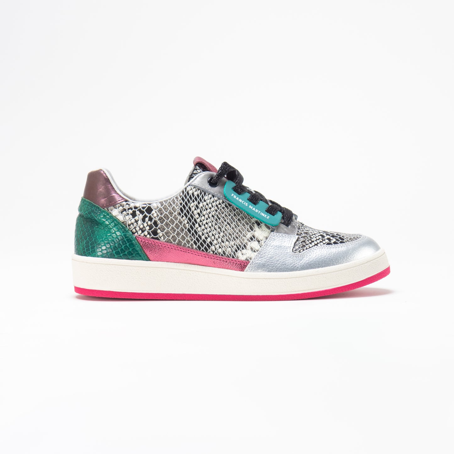 by francis martinez_Tenis Angelica | Tenis casual para mujer en cuero con textura tipo piton blanco y negro