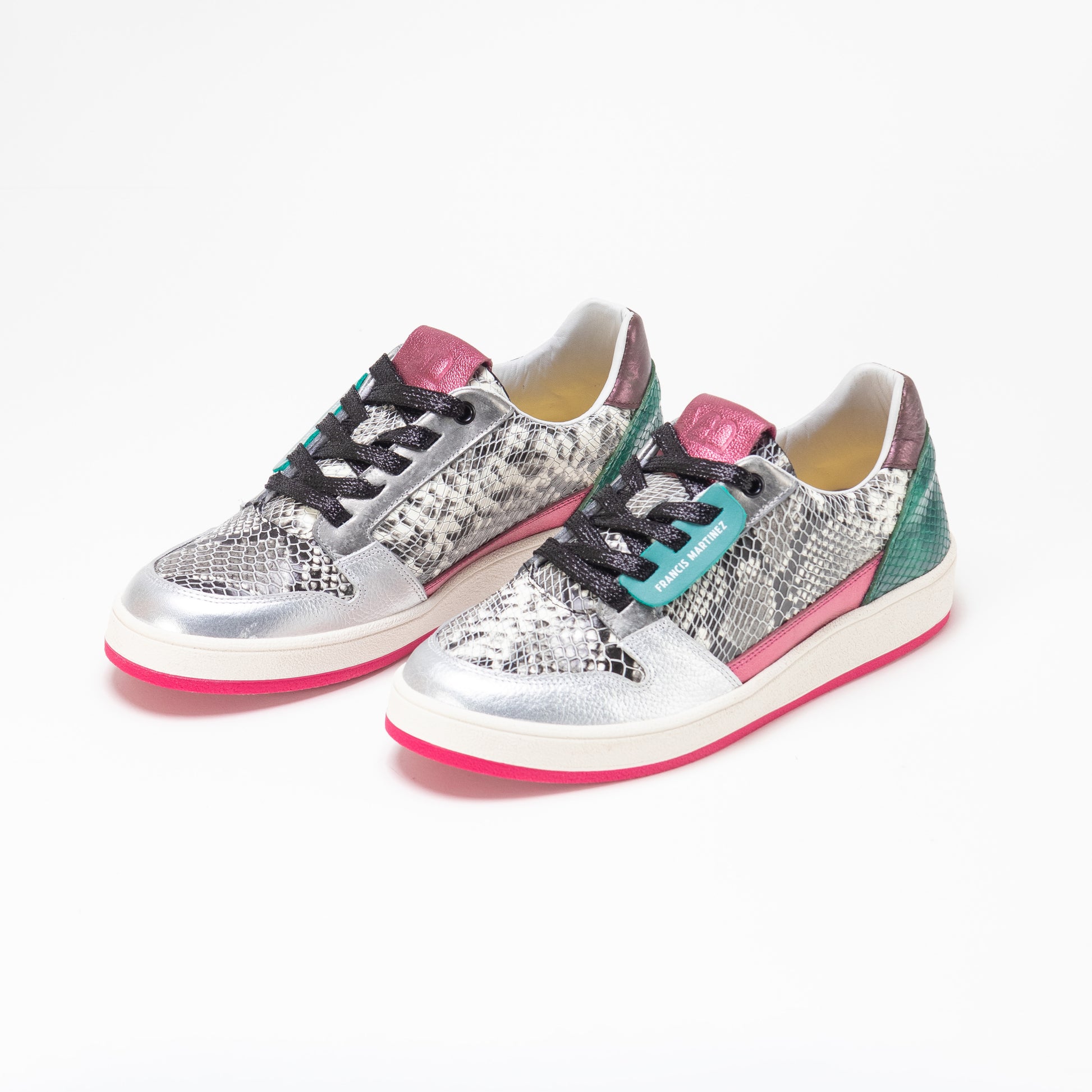 by francis martinez_Tenis Angelica | Tenis casual para mujer en cuero con textura tipo piton blanco y negro 1