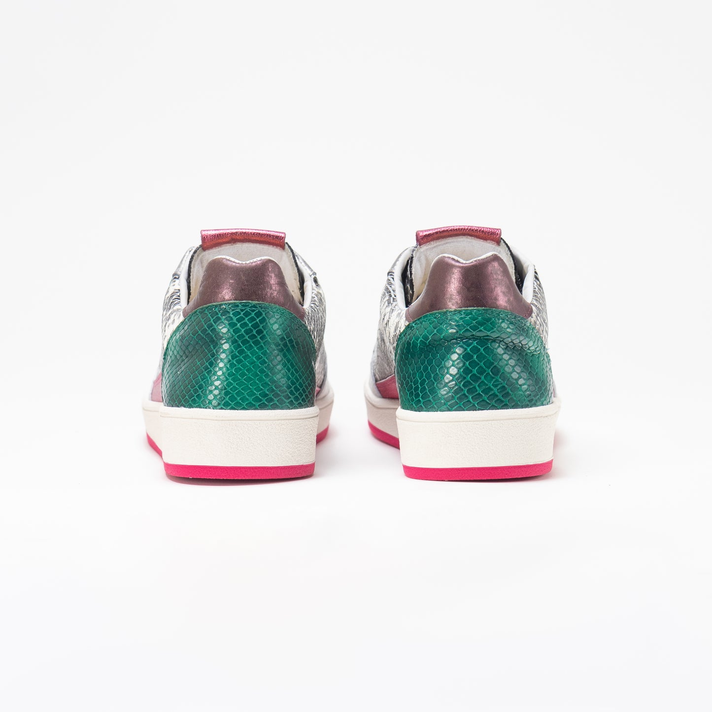 by francis martinez_Tenis Angelica | Tenis casual para mujer en cuero con textura tipo piton blanco y negro 2