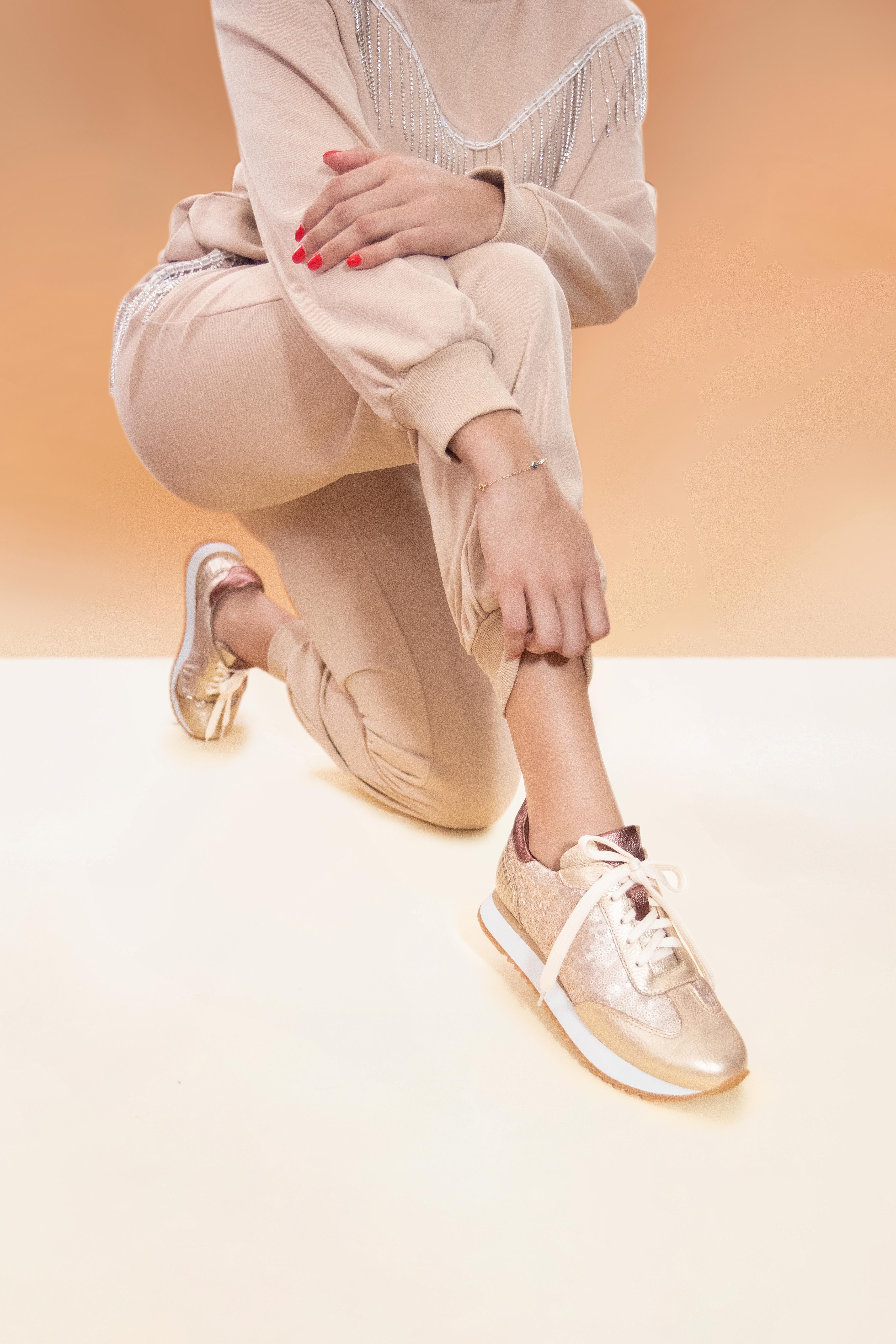 by francis martinez_Tenis Mari | Tenis casual para mujer en tela de lentejuela combinado con detalles en cuero color dorado 2