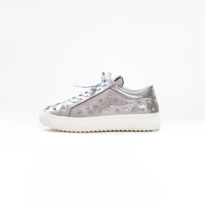 by francis martinez_Tenis Nicole | Tenis casual para mujer en cuero color plata intervenidos con tachas