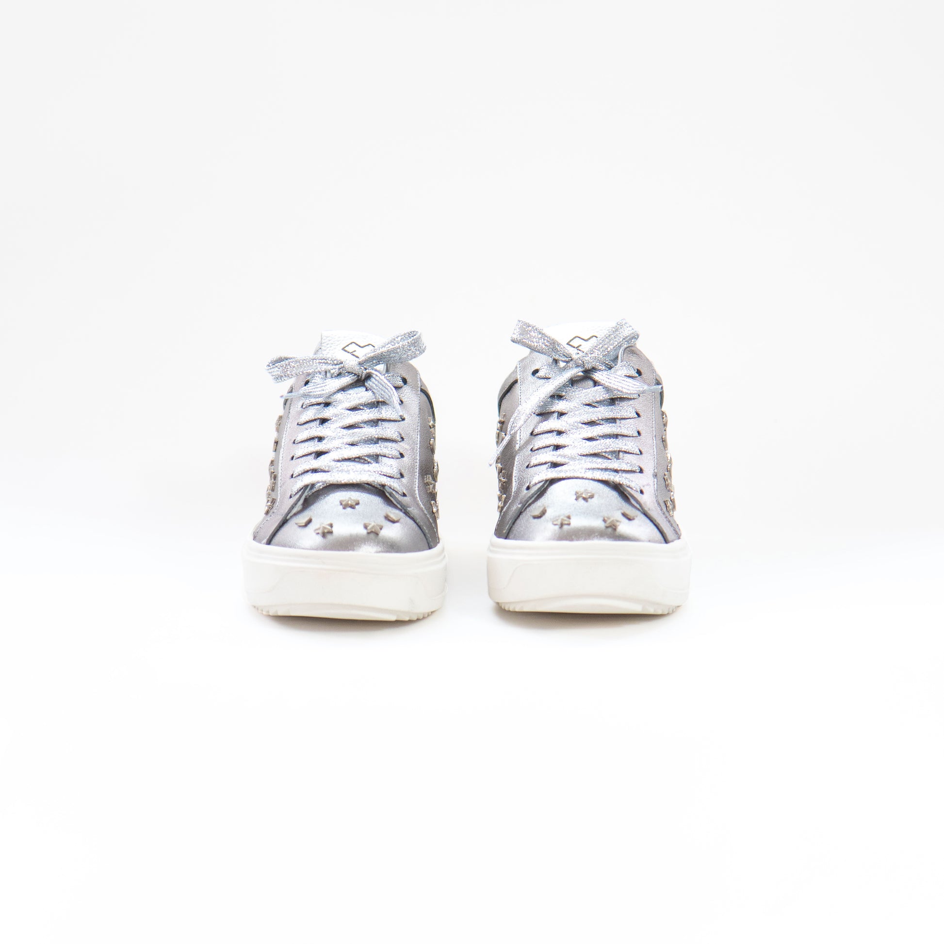 by francis martinez_Tenis Nicole | Tenis casual para mujer en cuero color plata intervenidos con tachas 1