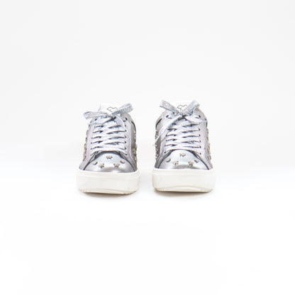 by francis martinez_Tenis Nicole | Tenis casual para mujer en cuero color plata intervenidos con tachas 1
