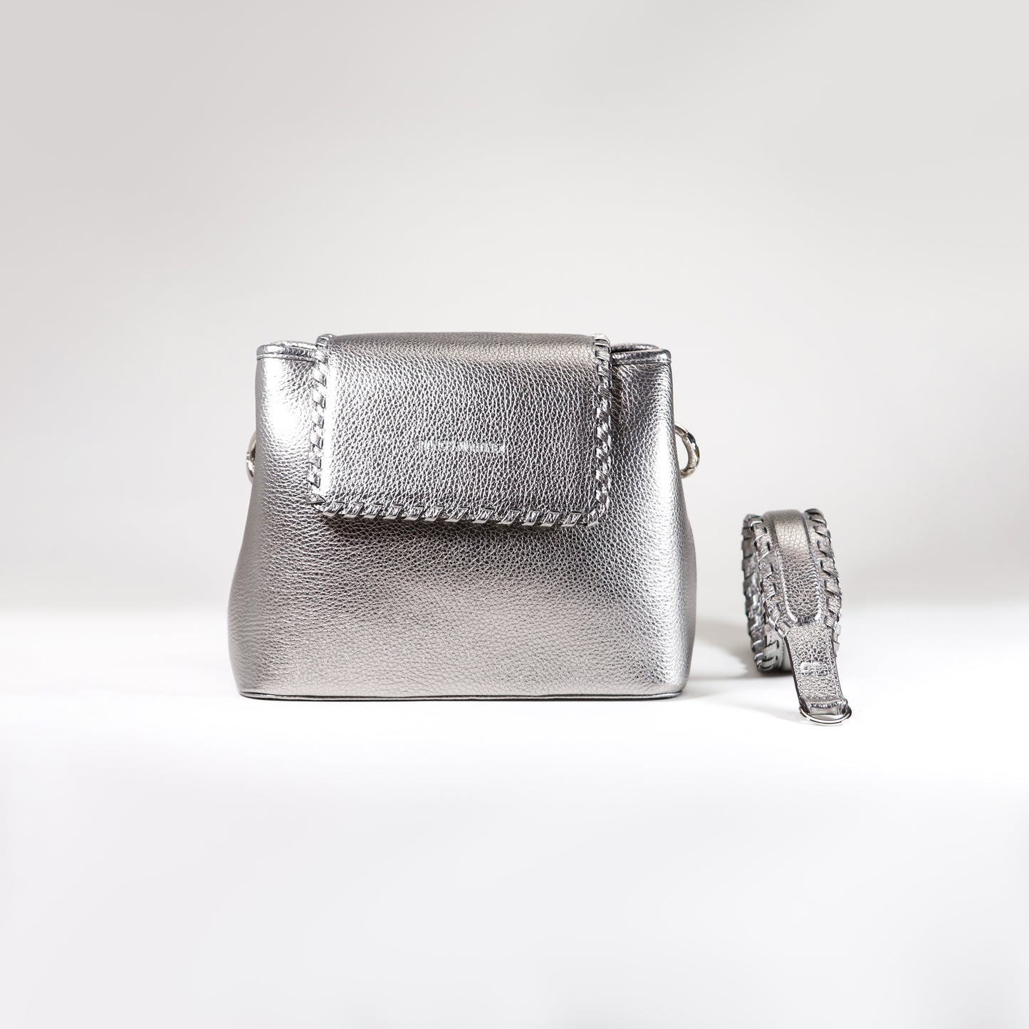 by francismartinez_Bolso Mia | Cartera bandolera y de mano en cuero color plata