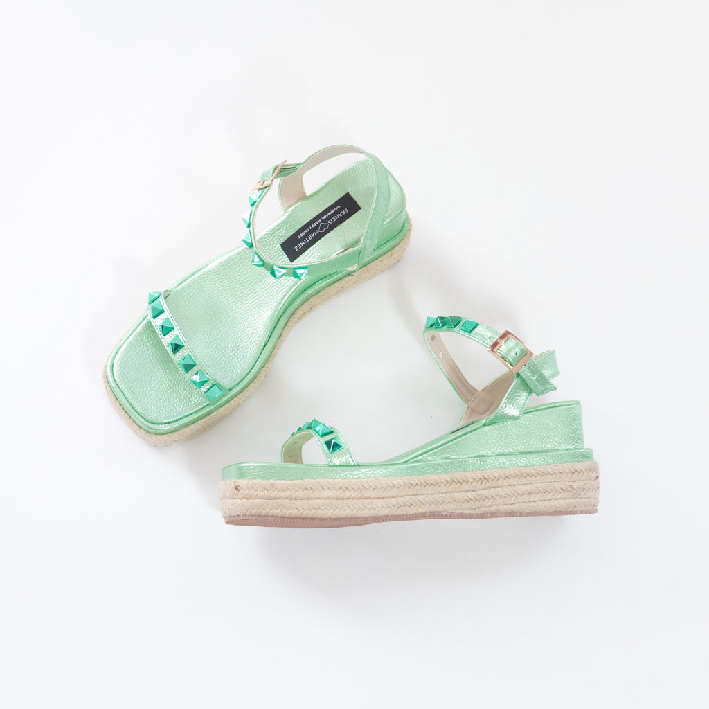 by francismartinez_Sandalia Valeria | Con tacon bajo combinado con fibra natural y cuero con detalles de tachas en la parte superior 