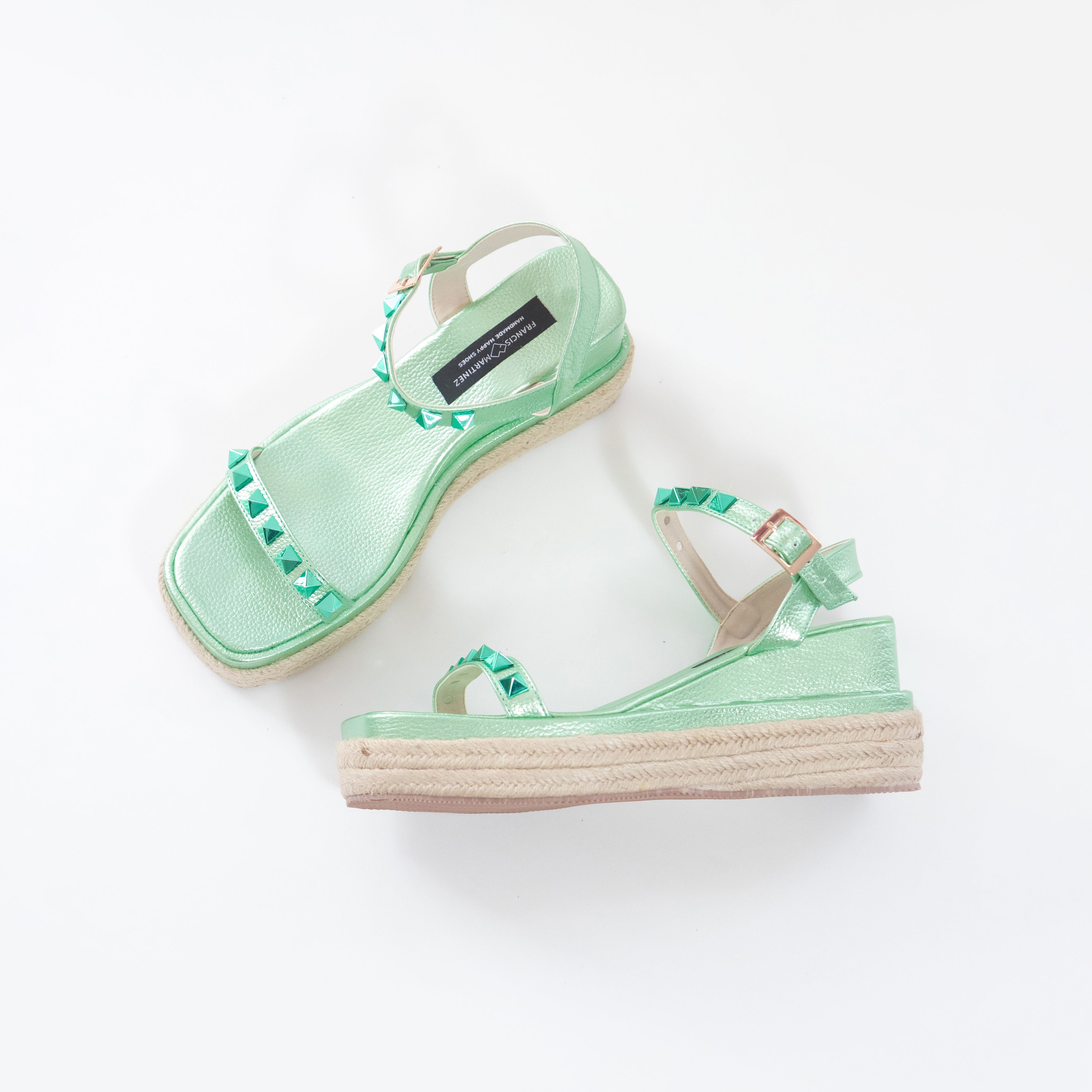 by francismartinez_Sandalia Valeria | Con tacon bajo combinado con fibra natural y cuero con detalles de tachas en la parte superior 