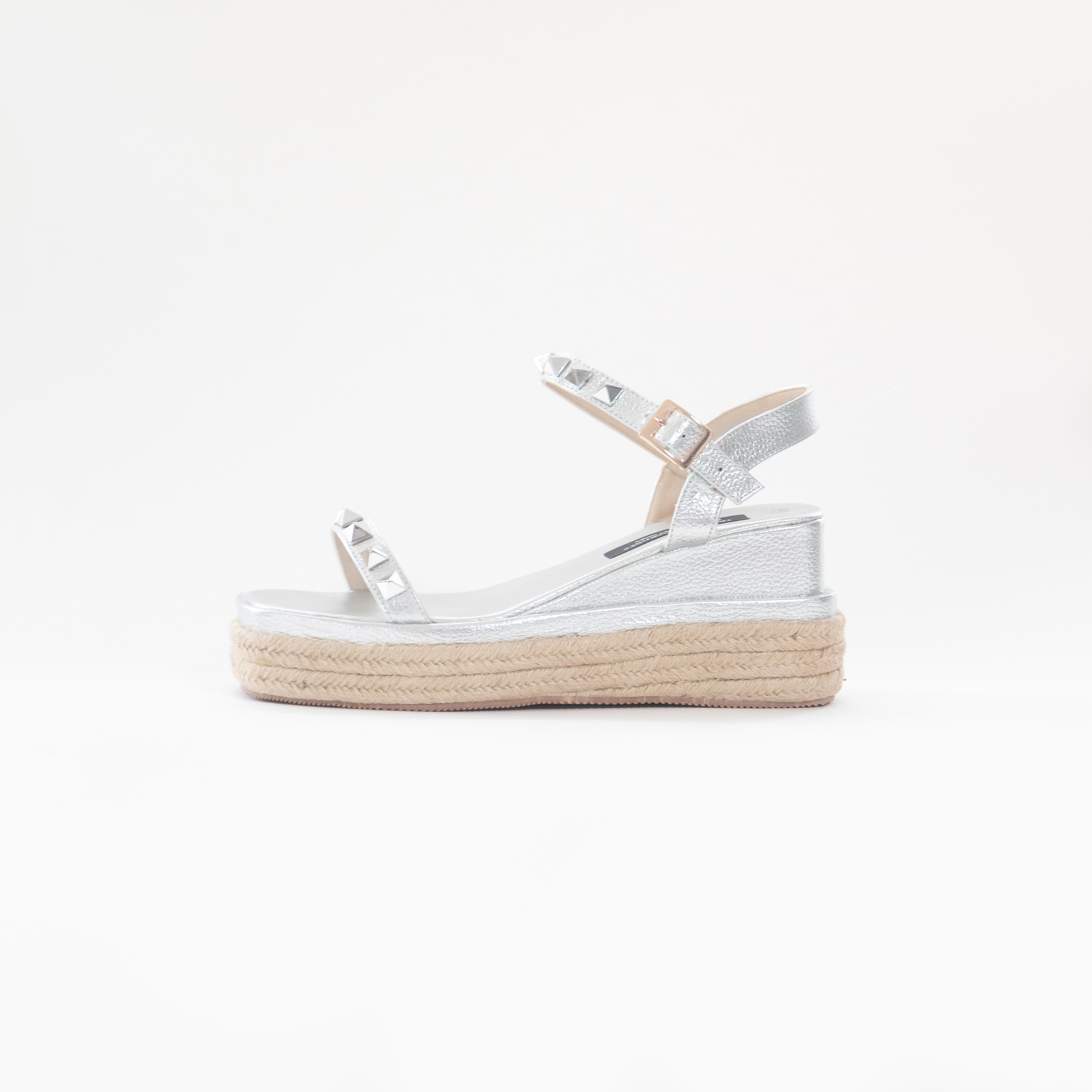 by francismartinez_Sandalia Valeria | Con tacon bajo combinado con fibra natural y cuero con detalles de tachas en la parte superior 3