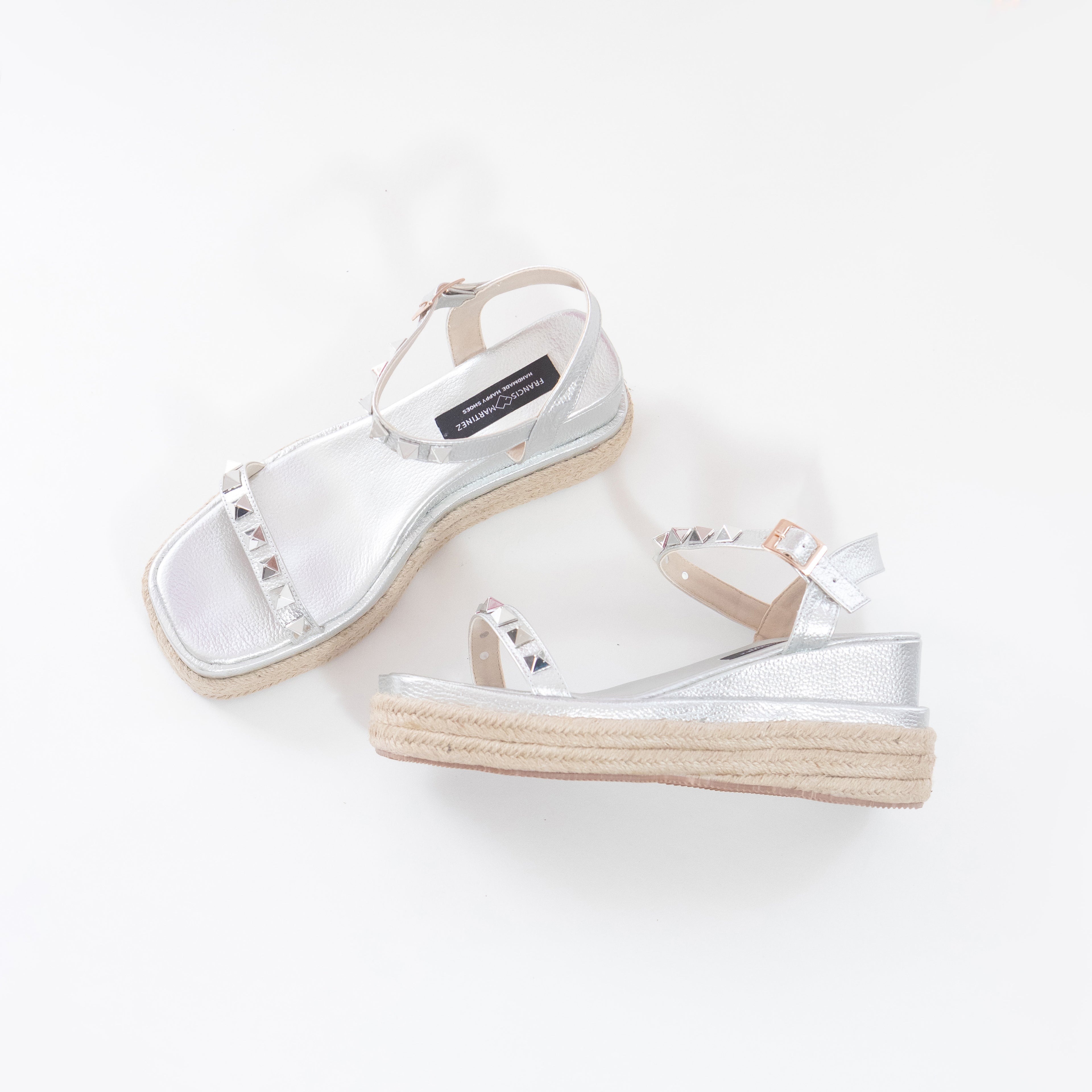 by francismartinez_Sandalia Valeria | Con tacon bajo combinado con fibra natural y cuero con detalles de tachas en la parte superior 4