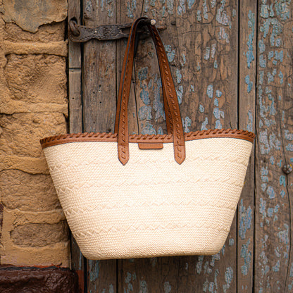Bolsa Paola | Cesta tejida en fibra natural intervenida en cuero color camel