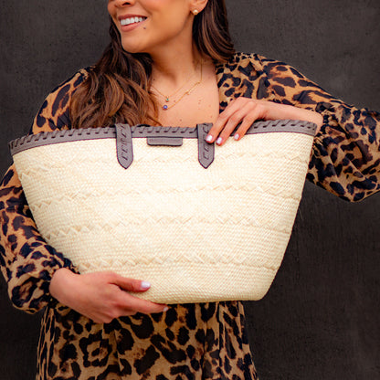 Bolsa Paola | Cesta tejida en fibra natural intervenida en cuero color taupe